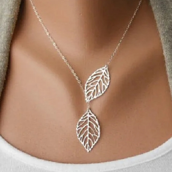 Jewelry - Elegant Silver Leaf Pendant Necklace
